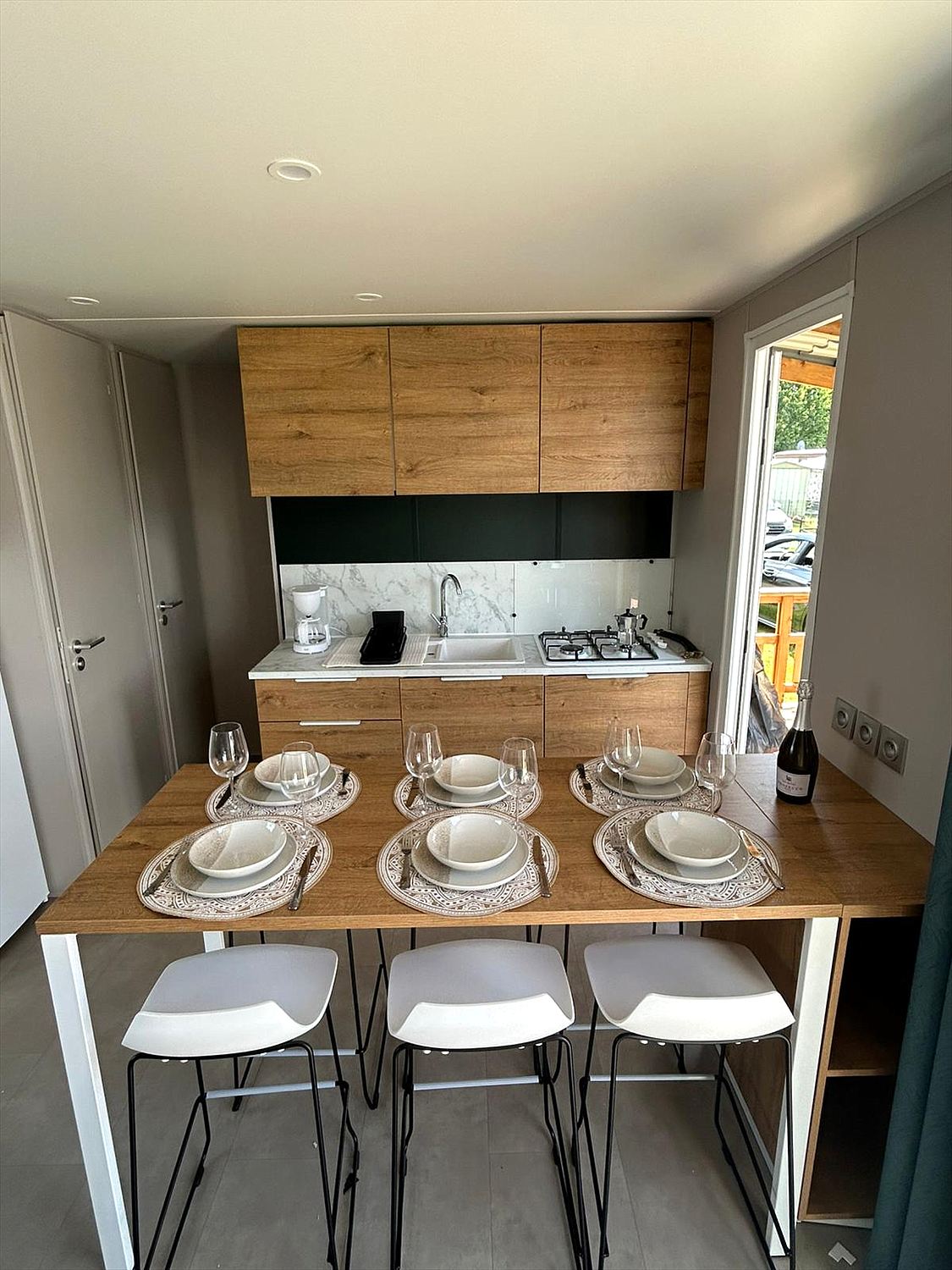 Cuisine équipée et table haute pour six