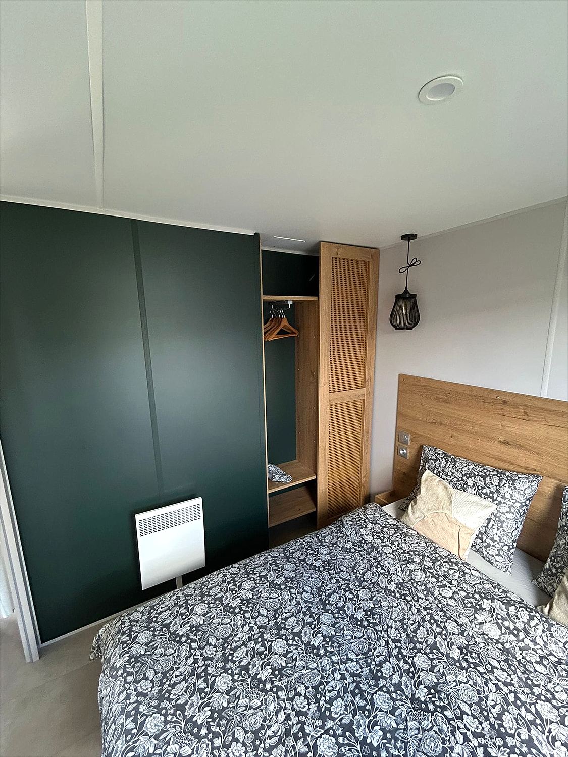 Chambre parentale avec lit double et dressing