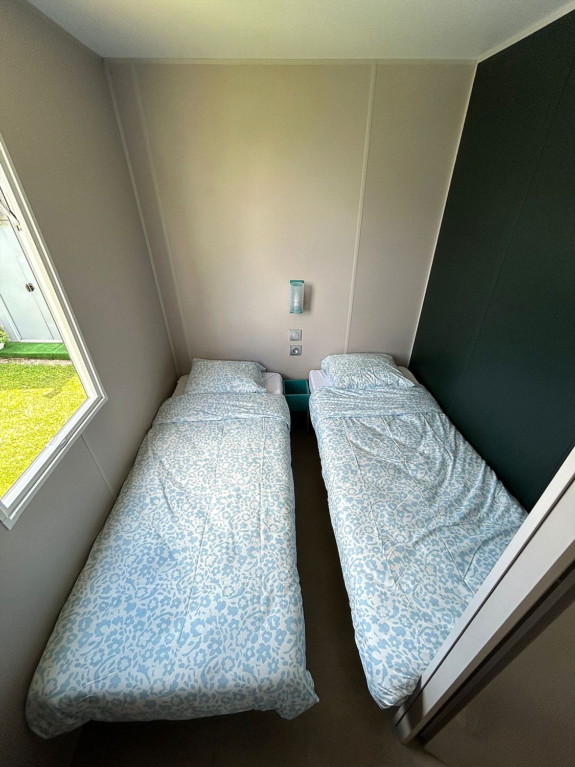 Chambre avec deux lits simples