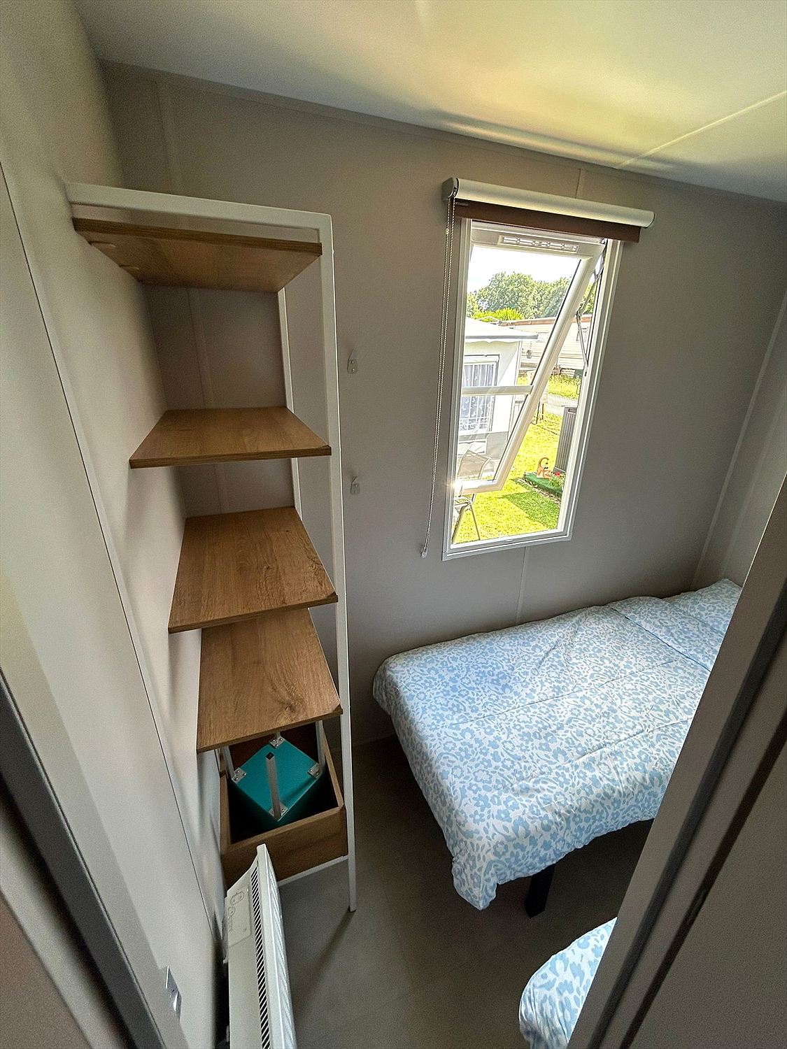 Chambre avec lits superposés et rangements