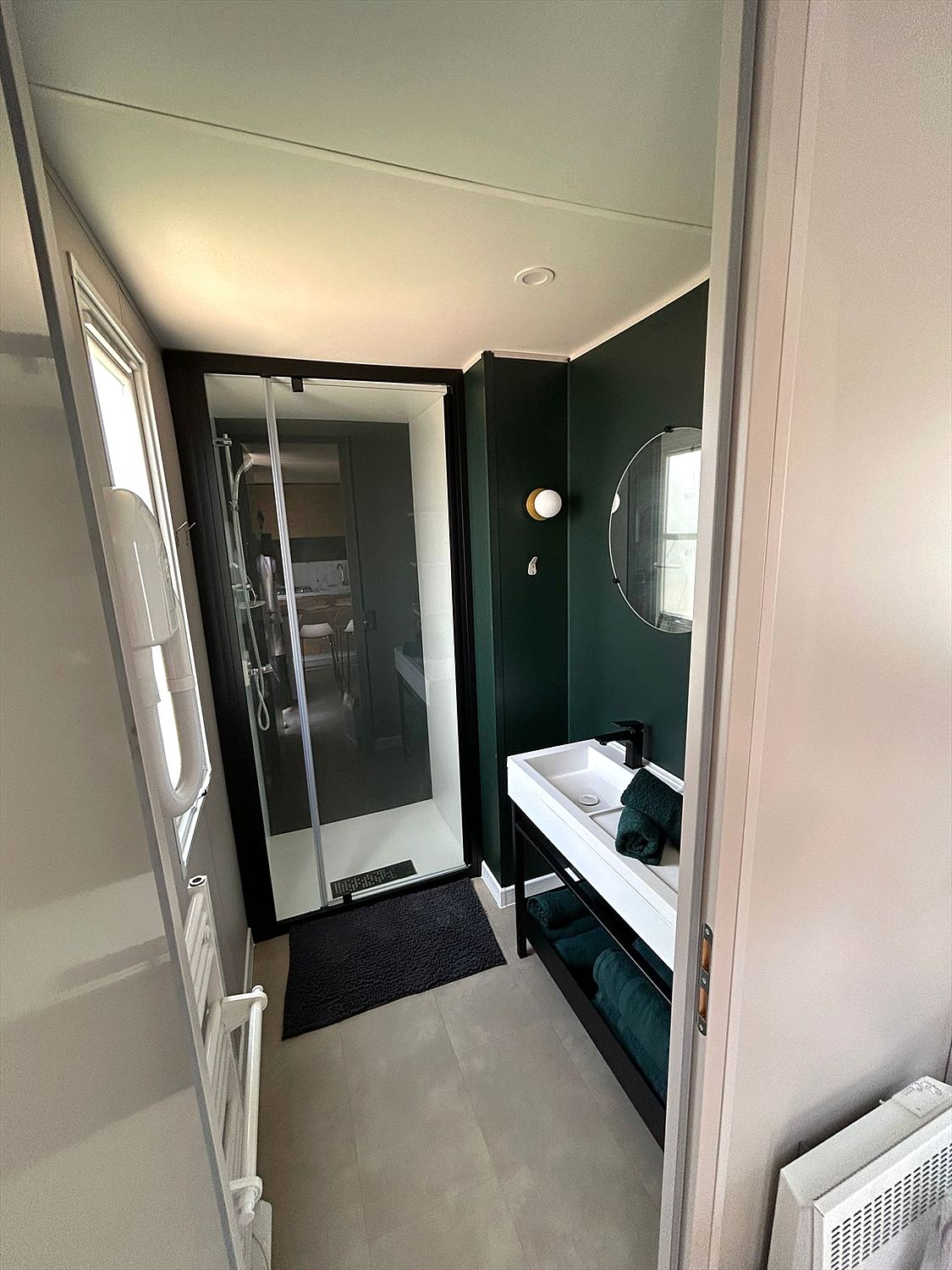 Salle de bain avec douche et vasque