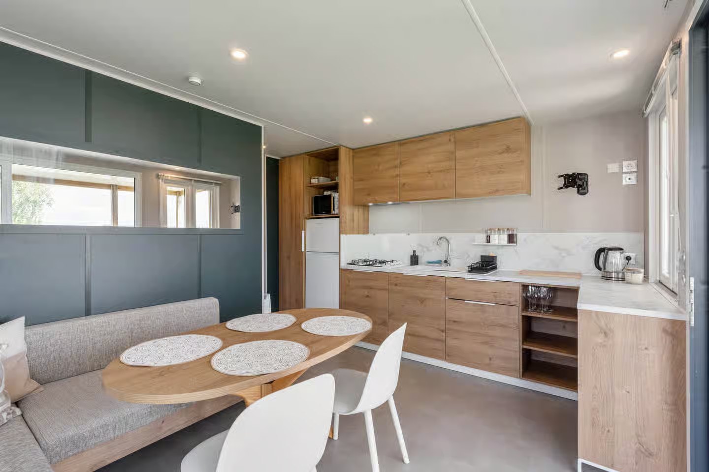 Coin repas et banquette face à la cuisine