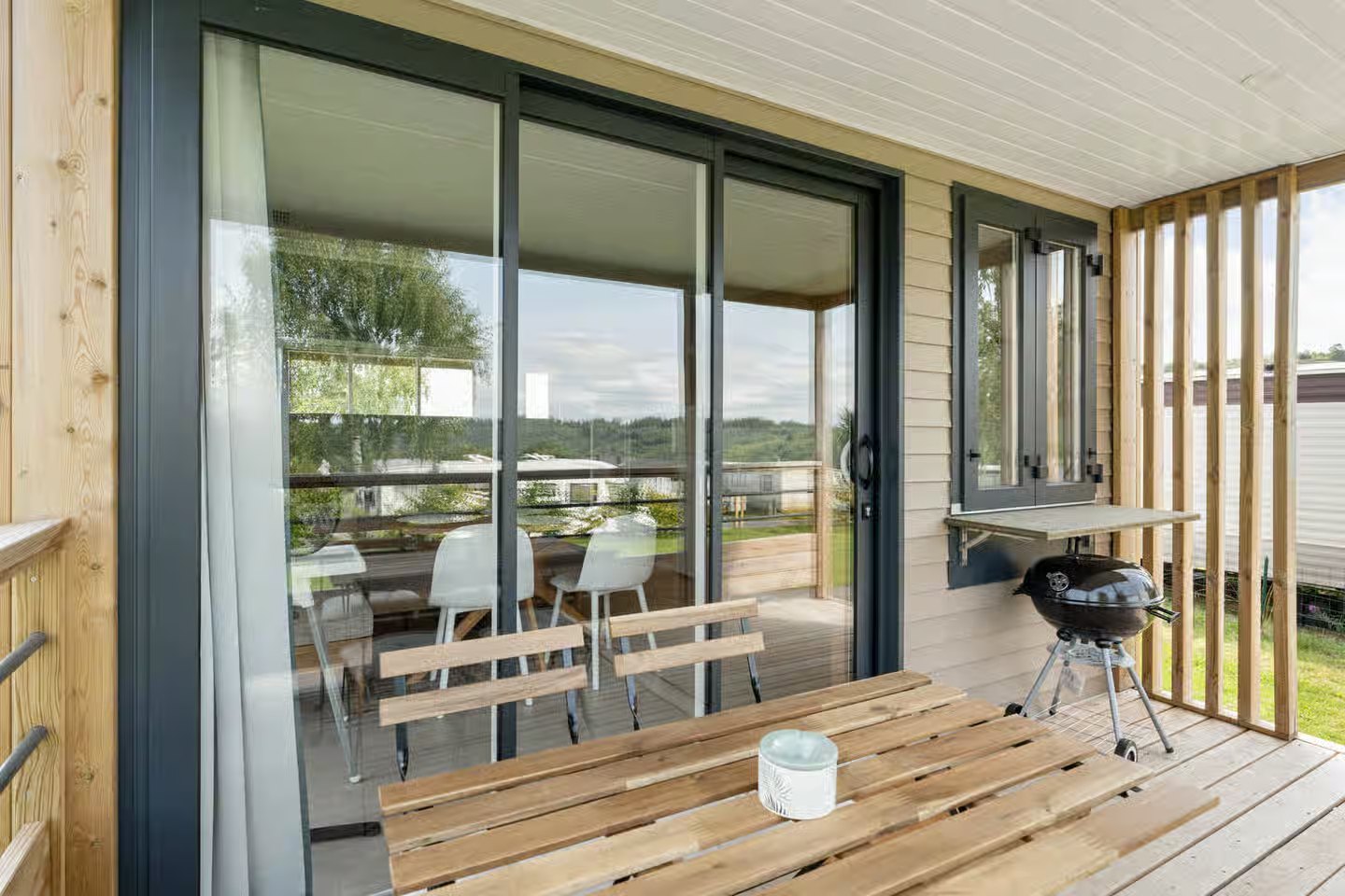 La terrasse, le barbecue et la tablette repas