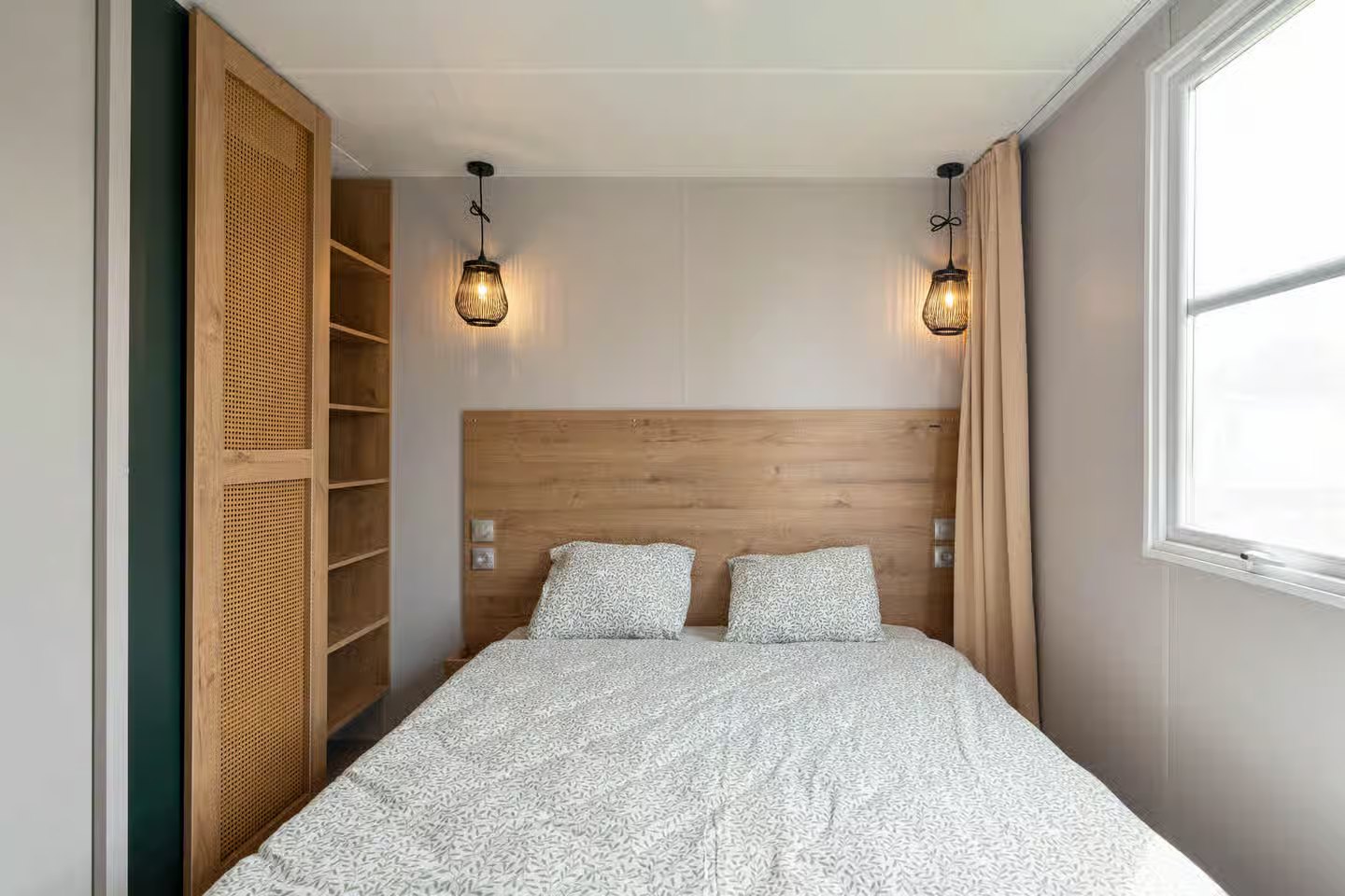 Chambre avec lit double et liseuses suspendues