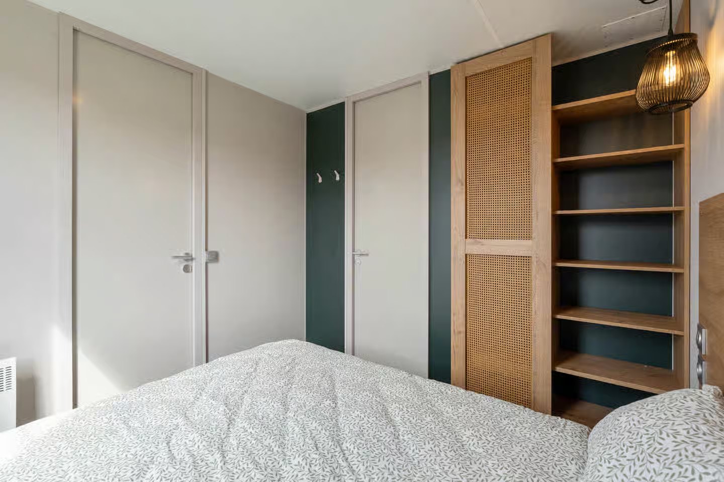 La chambre double et son étagère en cannage