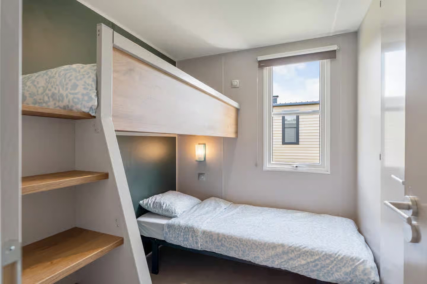 Seconde chambre avec lit simple et couchage en hauteur