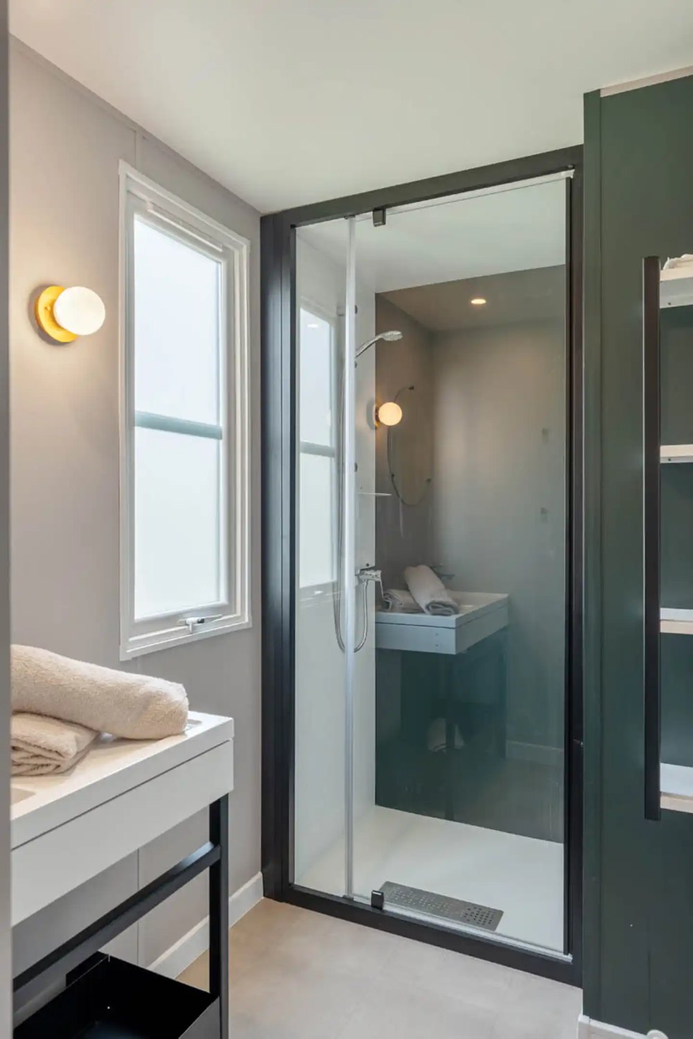 La douche vitrée de la salle de bain